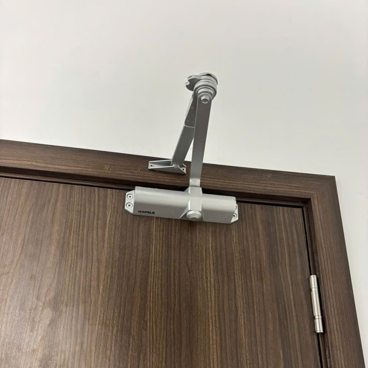 anh đóng cửa tự động Hafele